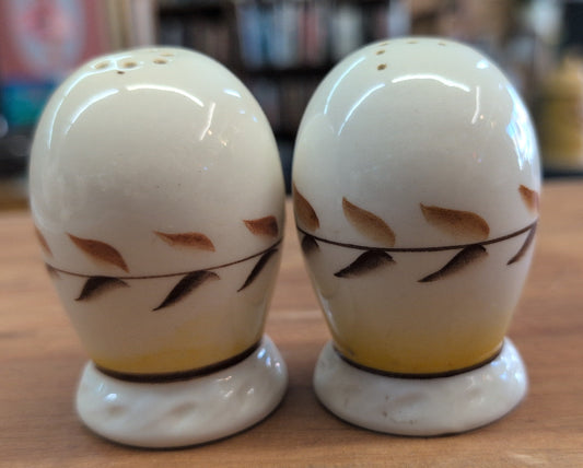 Vernon Kilns 'Arcadia' salt and pepper shaker set. Made in USA