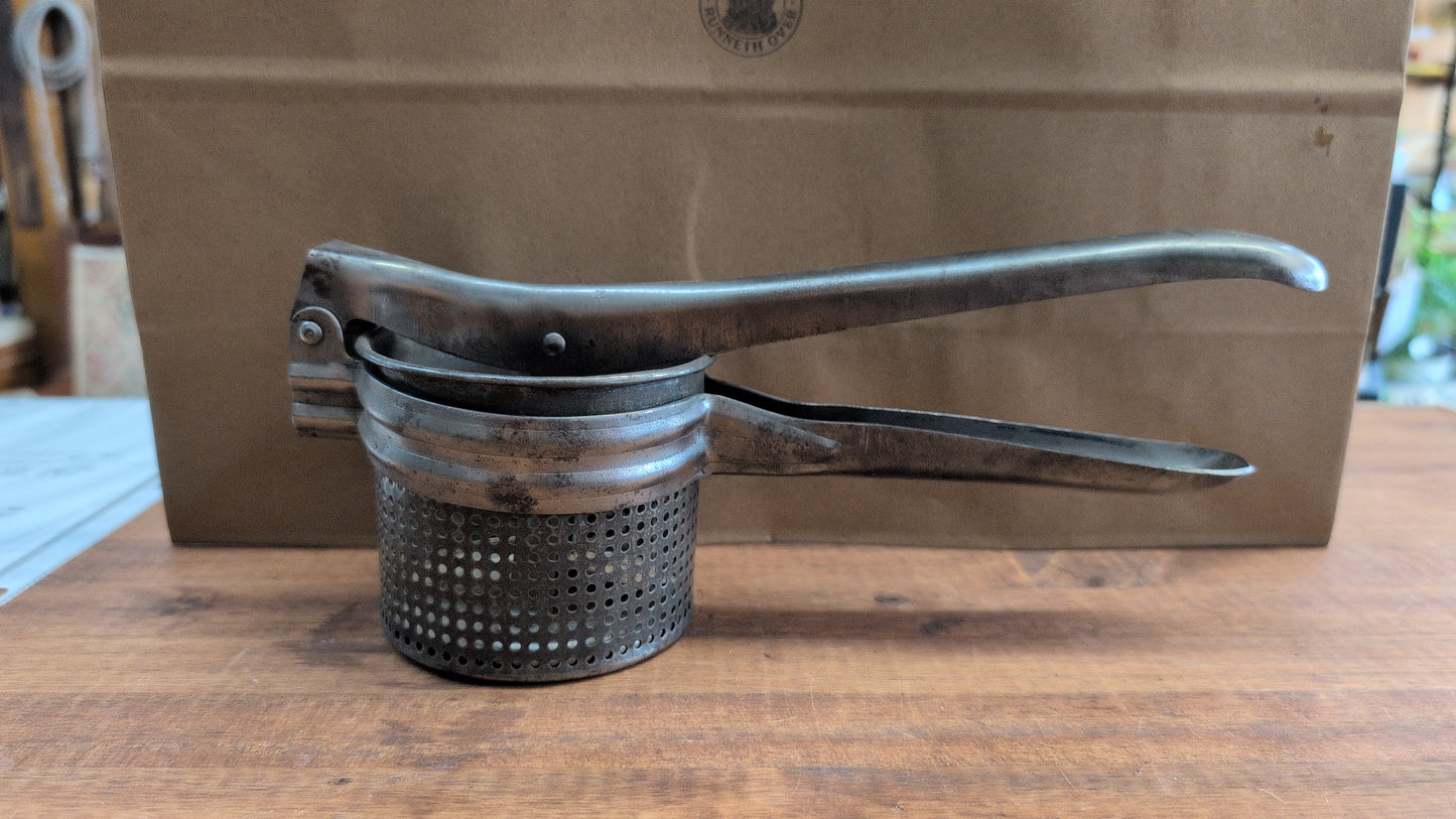 Metal Kitchen Press/Strainer for Druits and Vegetables